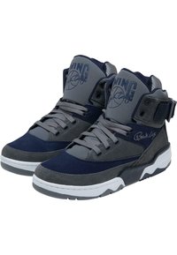 High-top tenisky s kombináciou námorníckej modrej a šedej zamše, kožené akcenty, šnurovanie a podpisové logo na jazyku a boku.