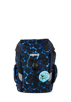 Schwarz-blauer Rucksack mit Muster, vorne Schnalle, Seitentaschen, Reflektorflächen und einem runden Abzeichen mit Haifischmotiv.