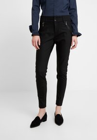 Pantalons ajustés noirs avec une texture lisse, dotés de deux poches avant zippées et d'une fermeture à double bouton à la taille.