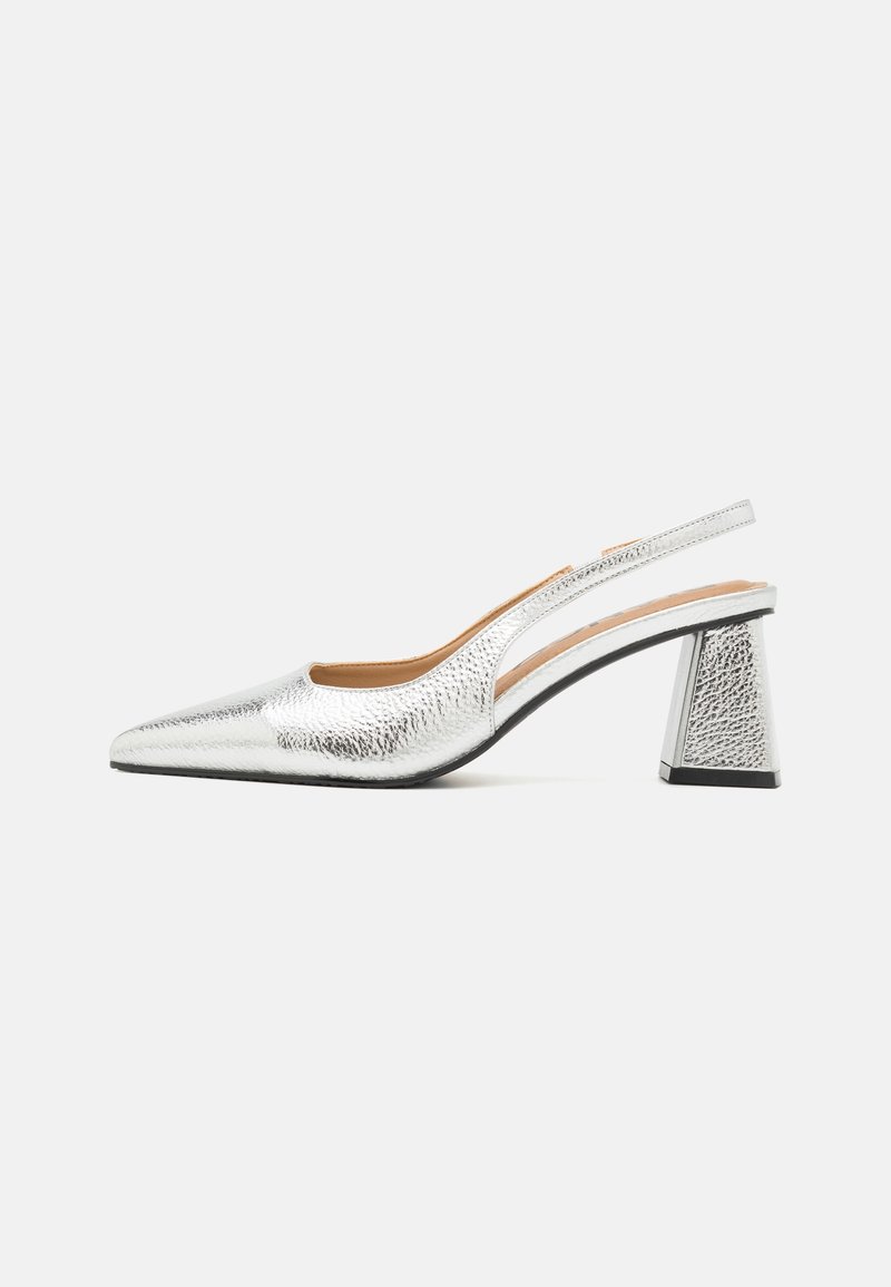 Escarpin slingback texturé argenté avec pointe pointue et talon bloc sur fond blanc uni.