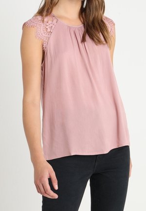 Débardeur rose sans manches avec des accents en dentelle sur les épaules, un devant plissé et une coupe décontractée, fabriqué à partir d'un tissu doux et léger.