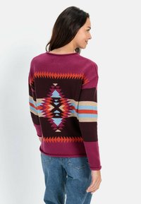 Strickpullover mit geometrischem Muster in den Farben Burgunder, Pink, Orange und Blau; runder Halsausschnitt und lange Ärmel.