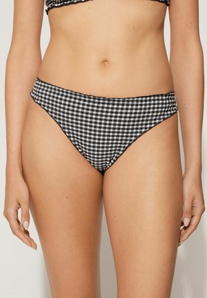 Schwarze und weiße Gingham-Bikiniunterhose mit elastischem Bund, gerafften Seitendetails und niedrigem Schnitt. Der Stoff wirkt glatt.