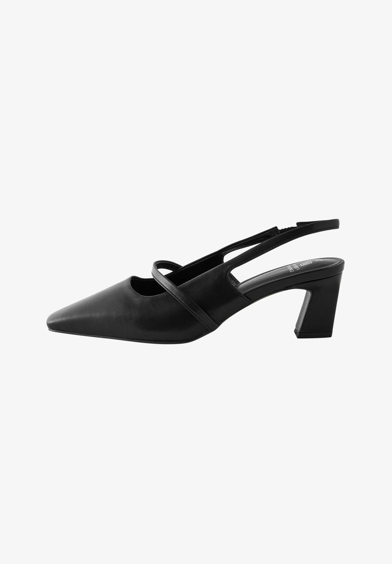 Črne usnjene čevlje s slingback cut-om in koničastim nosom, ki imajo prepognjene trakove in srednje visok blokasti peto. Gladka tekstura in minimalističen dizajn.