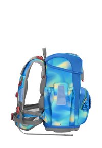 Zaino blu e grigio realizzato in tessuto resistente, con un motivo astratto multicolore, spallacci regolabili e numerose tasche per la conservazione.