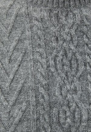 Suéter gris de punto con un patrón texturizado que presenta cables entrelazados y diseños en zigzag, cuello acanalado y tela suave.