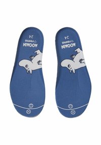 Blaue Einlegesohlen mit strukturiertem Stoff, versehen mit einer weißen illustrierten Figur und "MOOMIN"-Markenlogo. Größe 24 ist oben angegeben.