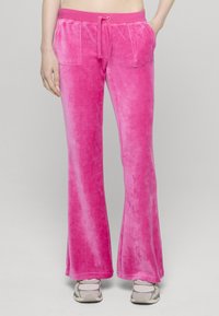 Világos rózsaszín bársony sztreccsnadrág, bővülő szabással és húzózsinóros derékpánttal, két első zsebbel és sima, puha tapintással.