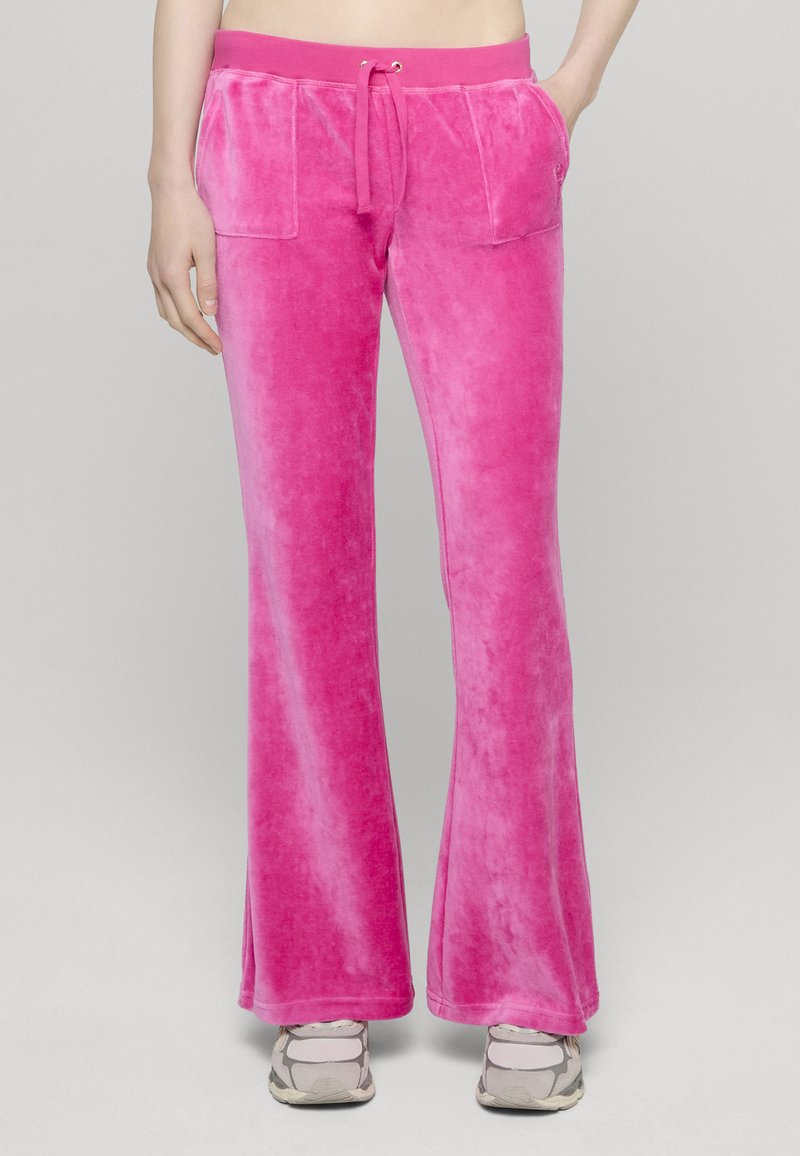 Világos rózsaszín bársony sztreccsnadrág, bővülő szabással és húzózsinóros derékpánttal, két első zsebbel és sima, puha tapintással.