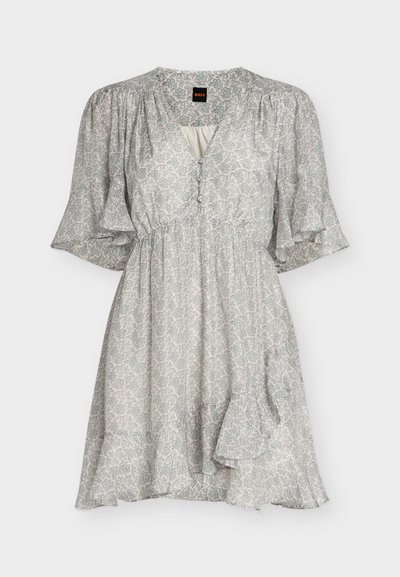 Robe courte gris clair à motif floral avec col en V, trois boutons, manches volantées, taille froncée et ourlet à volants.