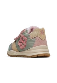 Zapatilla colorida en verde, rosa y marrón. Hecha de tela y ante, con apliques florales texturizados, tira de velcro y suela acolchada.