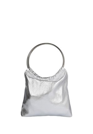 Bolso plateado brillante con un asa circular de metal y un cuerpo de tela suave y ligeramente arrugado.