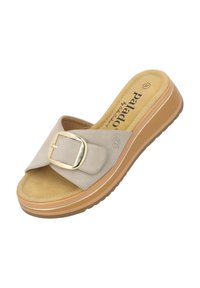 Sandalia deslizante de ante beige con una amplia correa que presenta una hebilla decorativa dorada, suela gruesa acolchada y base en tono marrón contrastante.