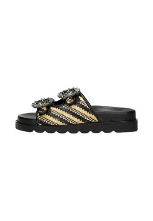Sandales à glissière noires et beiges avec un design tissé, des embellissements floraux et une semelle épaisse et texturée aux bords festonnés.
