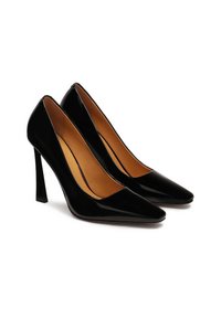 Čierne lakované kožené vysoké podpätky s špičatým dizajnom a štíhlym stiletto podpätkom. Interiér je vybavený svetlým podšívkou pre pohodlie.