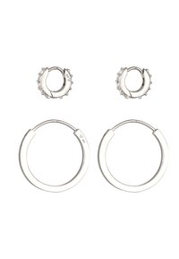 Sølv hoop øreringe sæt, der omfatter et mindre struktureret design prydet med klare sten og en større glat hoop stil.