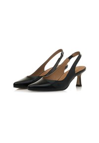 Zapatos de tacón slingback de cuero negro con puntera puntiaguda, tacones de 2.5 pulgadas y un acabado suave. Presentan un diseño de corte y un forro interior en tono marrón.