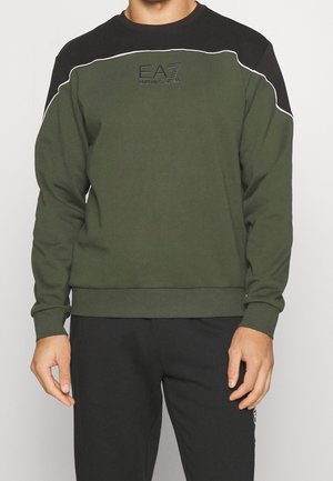 Oliven grøn sweatshirt med en sort ryg, hvid piping og et præget logo på brystet. Ribkanter ved ærmerne og nederste kant giver strukturel støtte.