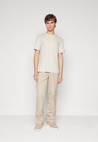 Calvin Klein ANGLED BACK LOGO - Marškinėliai su spaudiniu - stony beige