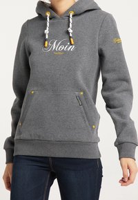 Grå huvtröja med snörning och gula accenter, med en framficka och "Moin" broderi. Tillverkad av mjukt, strukturerat tyg.