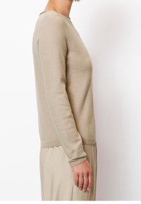 Beige gestrickter Pullover mit Rundhalsausschnitt, langen Ärmeln und gerippten Bündchen. Der Stoff hat eine glatte Textur und eine taillierte Silhouette.