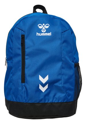 Blauwe en zwarte Hummel-rugzak met voorvak met rits, wit logo, twee naar beneden gerichte chevronpijlen en een zijvak van mesh.