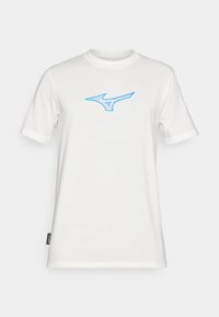 Biely bavlnený tričko s krátkymi rukávmi, s modrým grafickým logom na hrudi a našitou nálepkou na boku. Klasický dizajn s okrúhlym výstrihom.