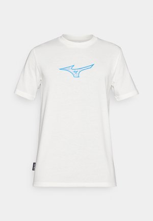 T-shirt bianca in cotone con maniche corte, caratterizzata da un logo grafico blu sul petto e un'etichetta cucita sul lato. Design classico con colletto girocollo.