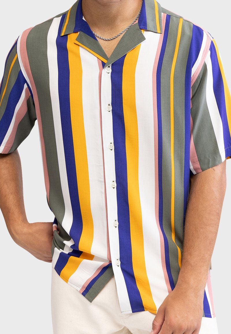 Chemise à manches courtes avec des boutons, ornée de rayures verticales bleu, jaune, vert, rose et blanche, dotée d'un col camp et d'une texture de tissu lisse.