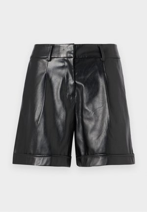 Pantaloni scurți din piele neagră cu un finisaj lucios, pliuri frontale și o margine rulat. Design elegant cu un tiv croit și hardware minim.