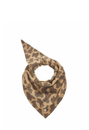 Bruin en beige driekhoekige sjaal met luipaardprint en een spits uiteinde, gevouwen in een lus op een witte achtergrond.