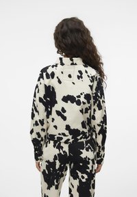SOMETHINGNEW COW PRINT CORT CROPPED - Let jakke / Sommerjakker - macadamia