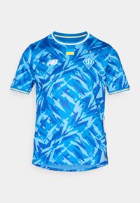 Camisola de futebol azul com um padrão abstrato e geométrico em vários tons de azul. Inclui um colarinho redondo e detalhes amarelos.