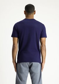 Kigili RUNDHALSAUSSCHNITT GEMUSTERT REGULAR FIT - Camiseta estampada - medium navy blue