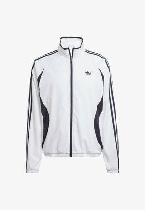 Witte sportjack gemaakt van lichtgewicht stof, met zwarte zijaccenten, drie zwarte strepen op de mouwen en een klein logo op de borst.