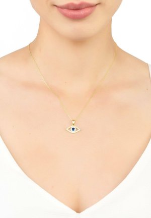 Goldkette mit einem blauen Augenanhänger, geschmückt mit kleinen klaren Steinen, vor einem hellen Hautton-Hintergrund.