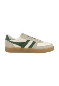 Le sneakers presentano una tomaia in suede e rete beige, punte in suede verde e una suola in gomma con perforazioni e strisce a contrasto.