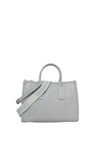 Borsa a tracolla in pelle grigia chiara con doppio manico superiore e una tracolla rimovibile con il nome del marchio. Dettaglio del marchio impresso sul davanti.