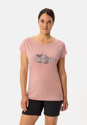 Helles rosa, kurzärmliges Shirt mit Rundhalsausschnitt und Berggrafikdesign. Kombiniert mit schwarzen Shorts. Hergestellt aus atmungsaktivem Stoff.