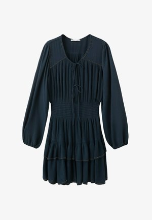 Rochie lungă cu mâneci lungi, de culoare bleumarin închis, cu fustă în trepte, talie strânsă prin smocuri, șnururi pentru legat pe partea din față a corpului și detalii fine de cusături pe umeri și tiv.