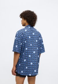 HUGO RELAXED niebieski