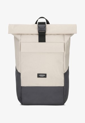 Rucsac tip roll-top în bej și gri închis. Fabricat dintr-un material durabil, dispune de o închidere cu cataramă neagră și o buzunar frontal cu etichetă.
