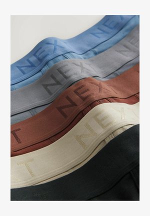 Baumwollunterwäschebänder in verschiedenen Farben: Blau, Grau, Braun, Beige und Schwarz. Jedes Band hat ein dezentes, geprägtes Logo "NEXT".