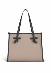 Borsa tote in tela beige con manici e dettagli in pelle nera. Presenta spallacci annodati e una forma strutturata. Texture liscia in tutto.