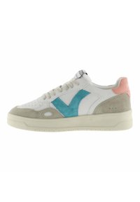 Sneaker bianco con un accento in suede turchese, tallone in suede grigio e accento posteriore rosa. Presenta una suola in gomma texturizzata e un classico design con lacci.