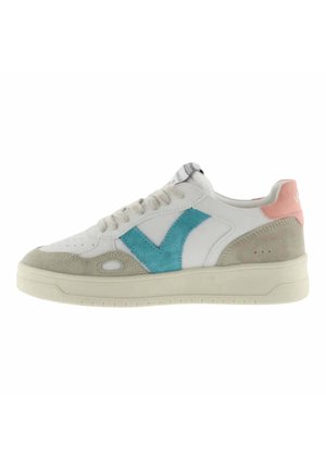 Baskets blanches avec un accent en daim turquoise, un talon en daim gris et un accent arrière rose. Présentent une semelle en caoutchouc texturé et un design classique à lacets.