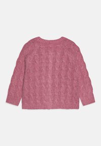 Suéter de punto trenzado en suave rosa, con cuello redondo, mangas largas y puños y dobladillo acanalados con un acabado texturizado.