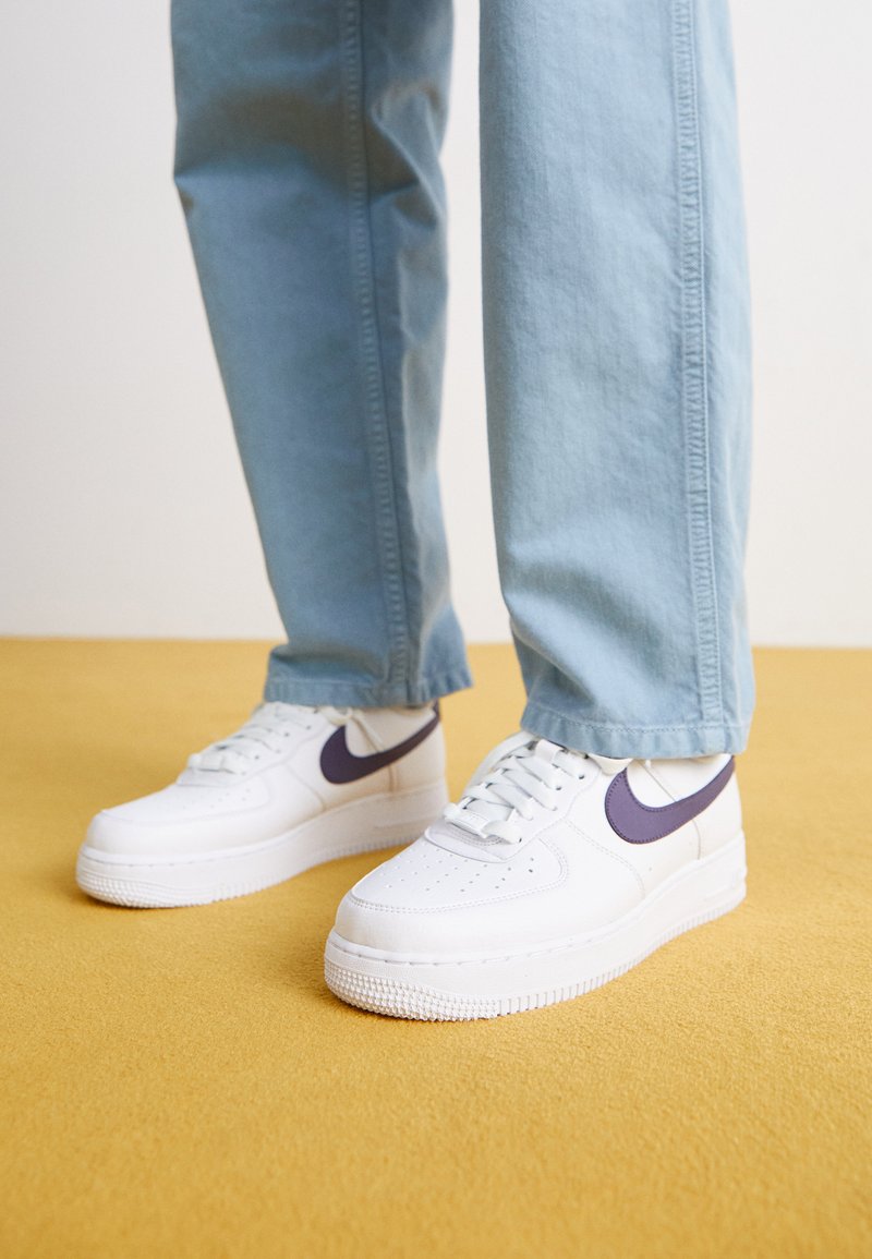Nike Sportswear AIR FORCE 1 07 NEXT NATURE - Tenisice - white/dark raisin
