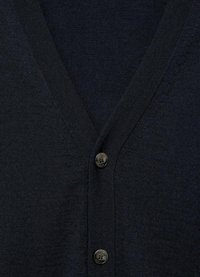 Marinblå cardigan med V-ringning, ribbad textur och två runda svarta knappar framtill. Slät, lättvikts tyg.