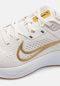 Nike Performance QUEST 6 - Scarpe da corsa su strada - phantom/metallic gold/sail/pale ivory/anthracite/light brown